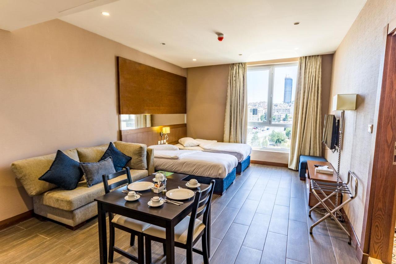 Seventh-Star Hotel Amman Bagian luar foto