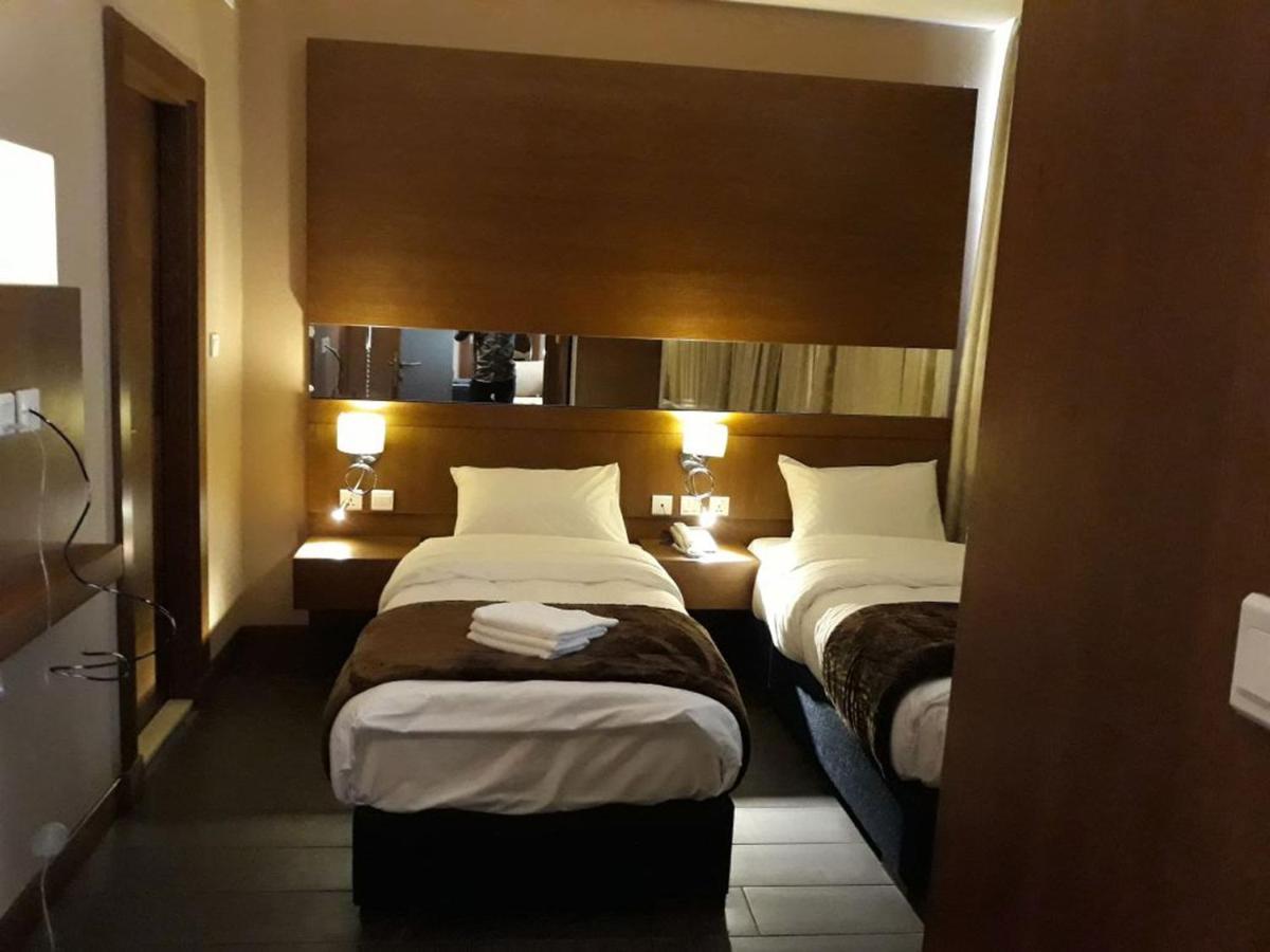 Seventh-Star Hotel Amman Bagian luar foto